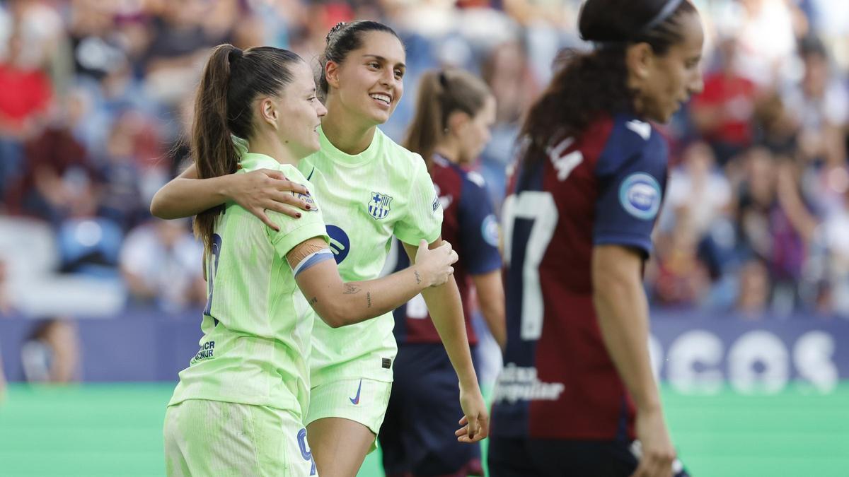 Kika y Claudia Pina celebran un gol ante el Levante