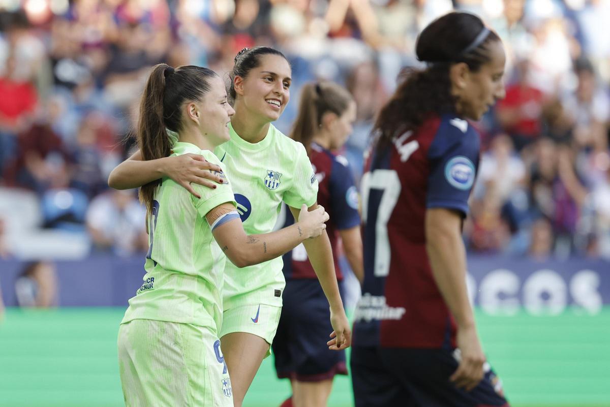 Kika y Claudia Pina celebran un gol ante el Levante