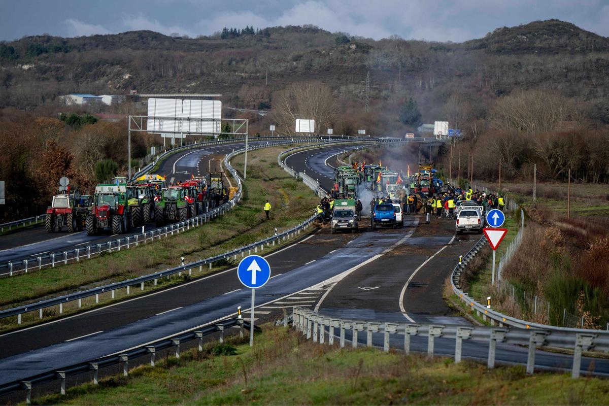 Los agricultores protestan en Ourense por el pacto de Mercosur: quemas y cortes de carretera