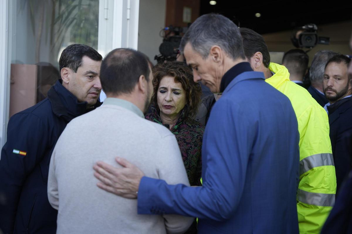El presidente de la Junta de Andalucía, Juanma Moreno (i), junto a la vicepresidenta primera, María Jesús Montero (c), y el presidente del Gobierno, Pedro Sánchez (d), este lunes en Adamuz (Córdoba) tras el accidente de tren.