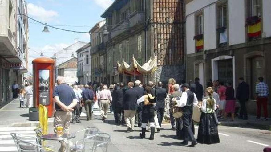 Los feligreses sortearon obstáculos durante la procesión del Corpus Christi en Pontecesures.