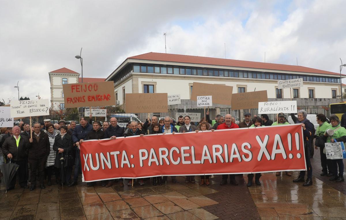 PROTESTA DE VECINOS DE AGOLADA POR LA FALTA DE LA PARCELARIA.XOAN ALVAREZ QUEREMOS PARCELARIAS