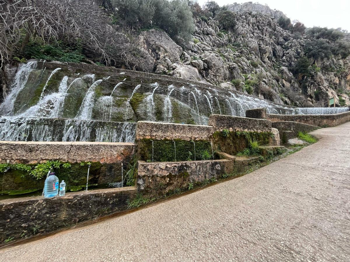 El monumento natural de la Fuente de los Cien Caños está situada en el nacimiento del río más importante de la provincia, el Guadalhorce. Levanada sobre sendos paredones de una ladera caliza de la Sierra de San Jorge, en Villanueva del Trabuco