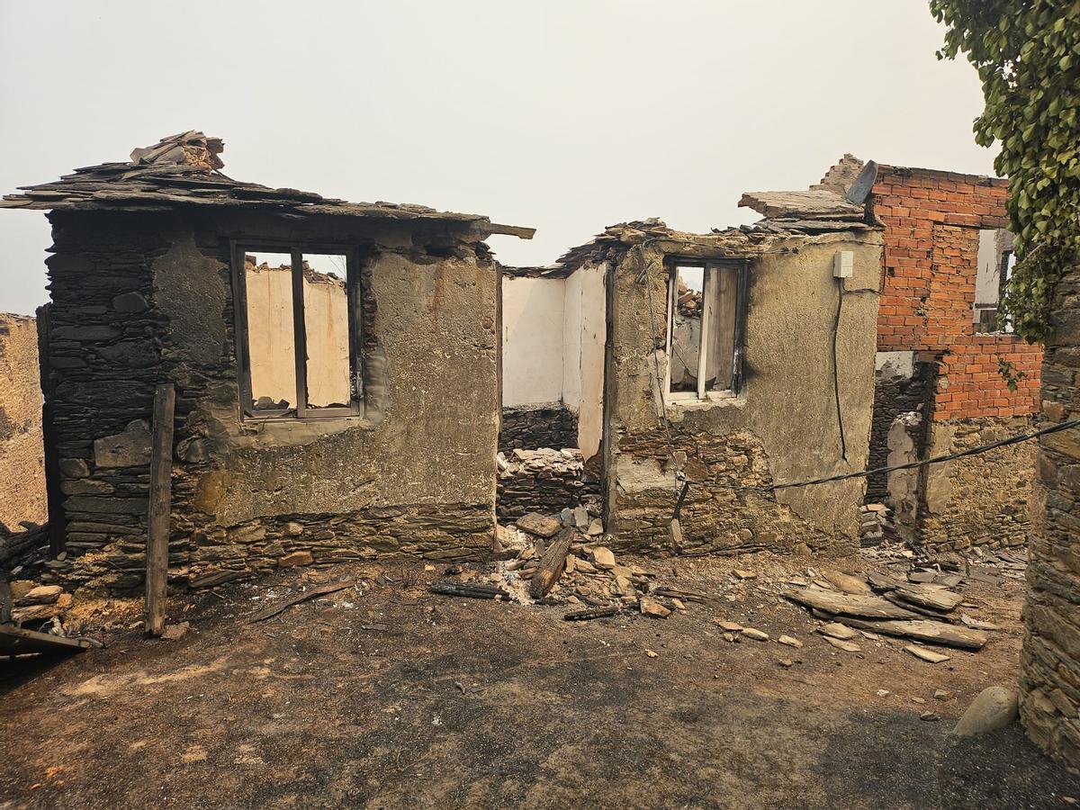 Así ha quedado la aldea de Santa María, en Petín, tras el paso, este viernes, del gran incendio forestal de Valdeorras.