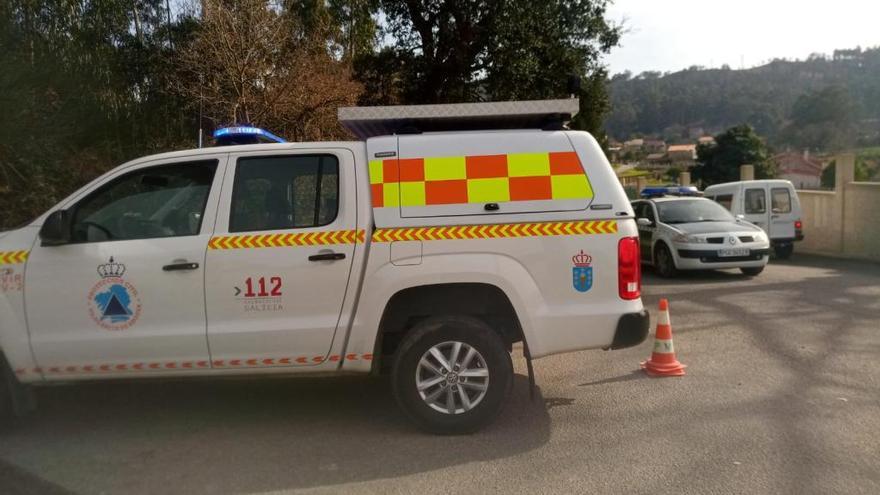 Una de las bengalas abandonadas en un contenedor de Carballido, Cea, se activa y da un susto a una vecina