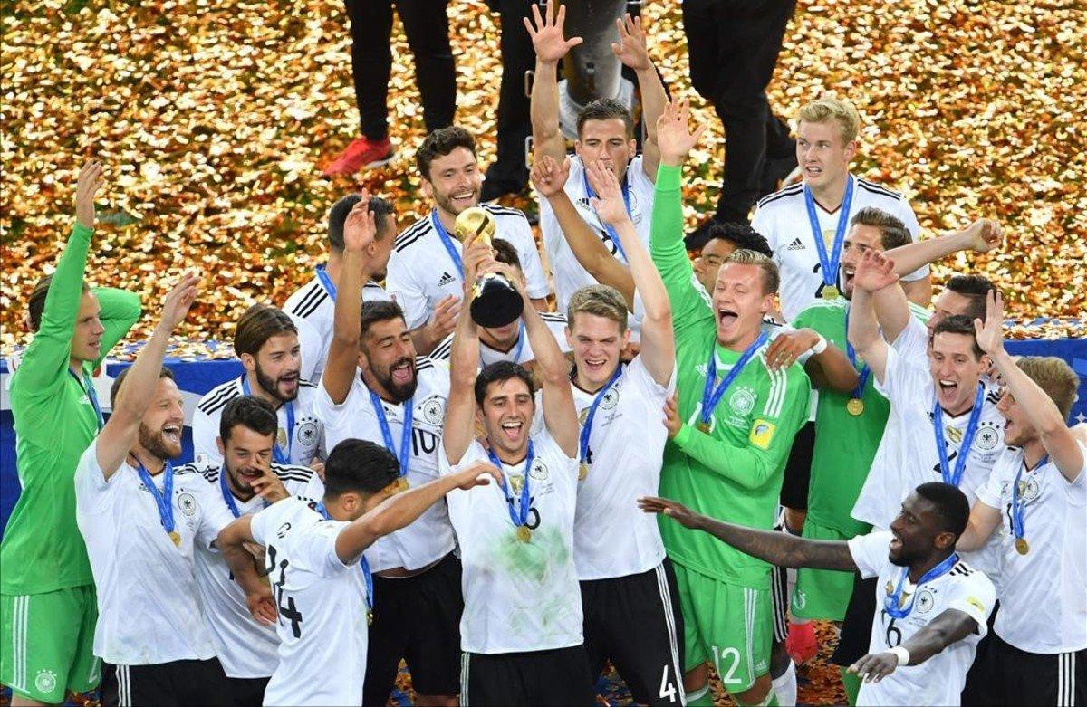 zentauroepp39147202 germany s players lift the trophy after winning the 2017 con170702223303