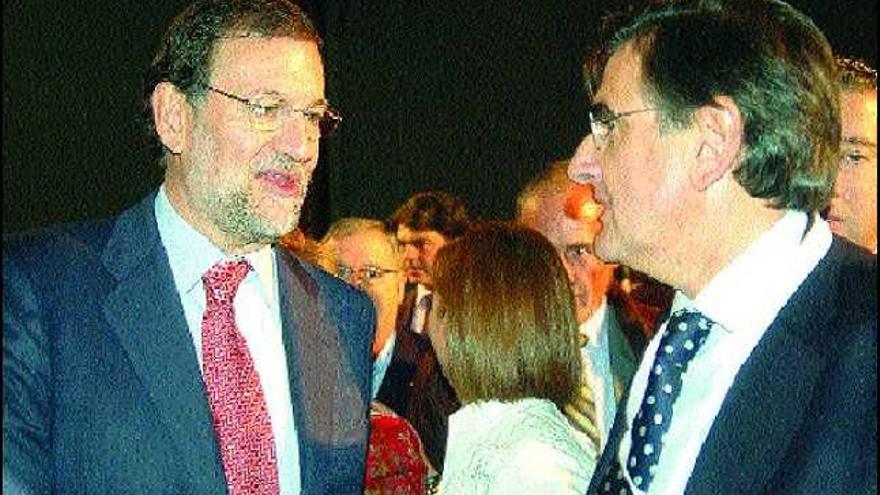 Mariano Rajoy conversa con Ovidio Sánchez, en una fotografía de archivo.