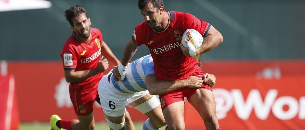 Javier de Juan, con el balón, en un encuentro de la selección española de rugby 7.