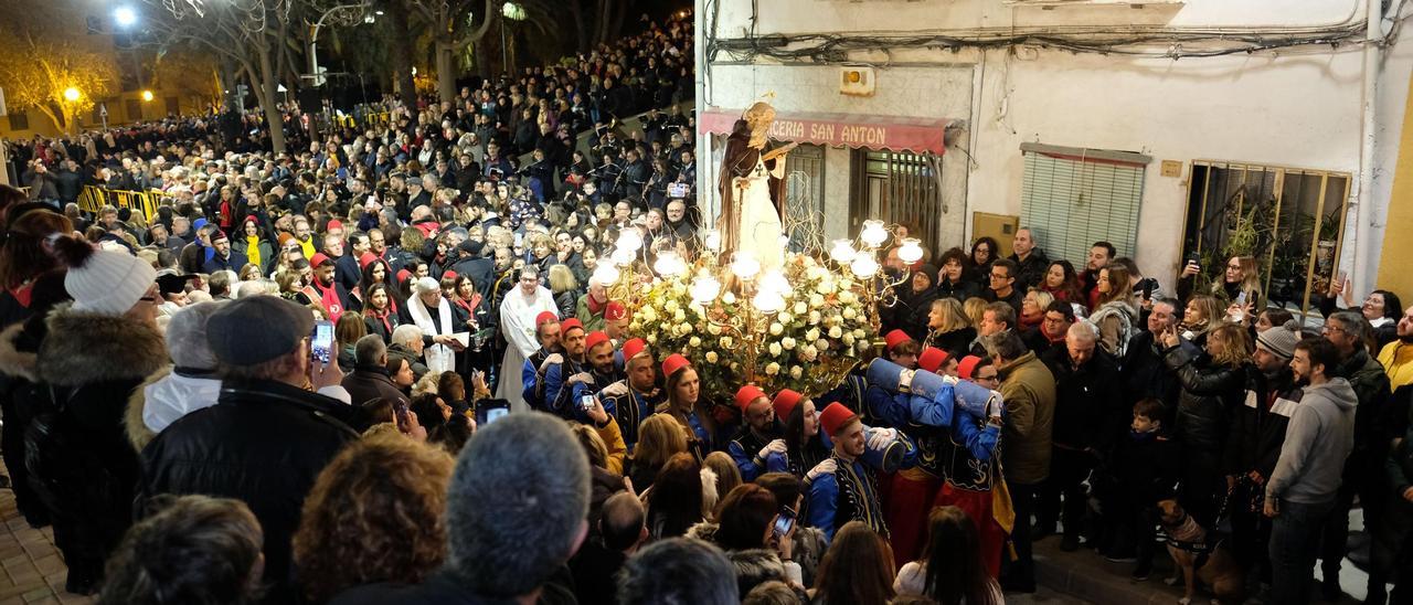 La Media Fiesta de Elda durante el traslado de San Antón en enero de 2020, dos meses antes de irrumpir la pandemia del covid-19.