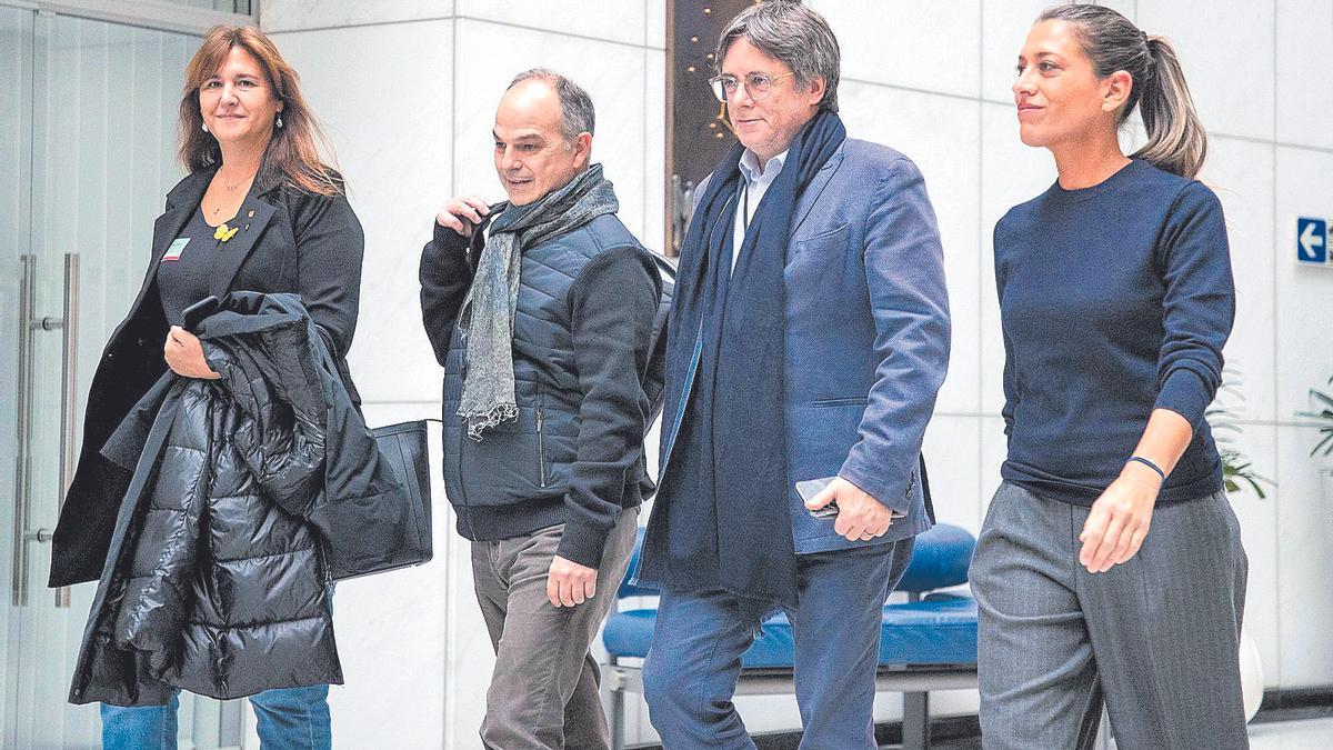 La delegación de Junts, encabezada por Jordi Turull, antes de una de las reuniones con el PSOE celebradas en Suiza.