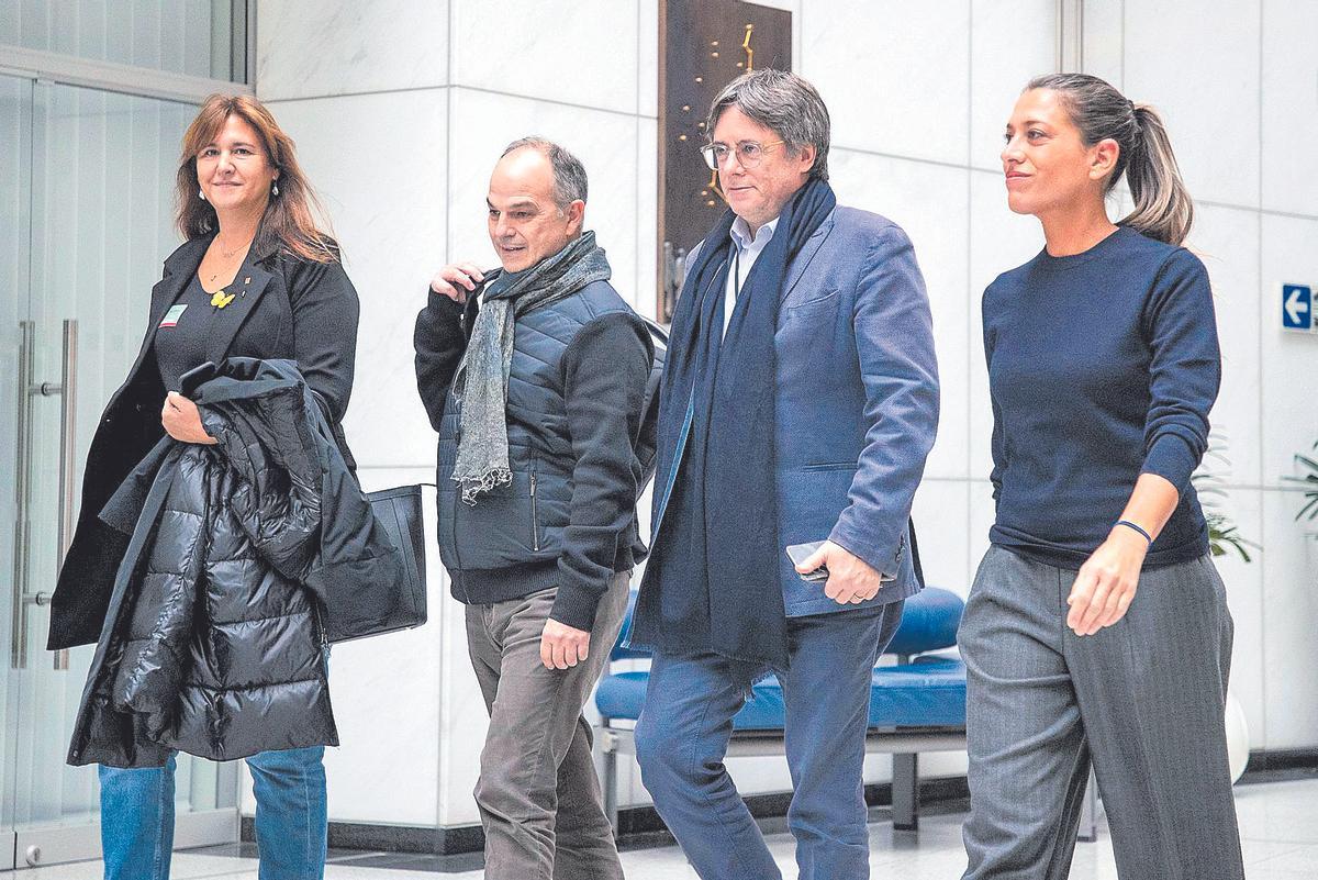 La delegación de Junts, encabezada por Jordi Turull, antes de una de las reuniones con el PSOE celebradas en Suiza.