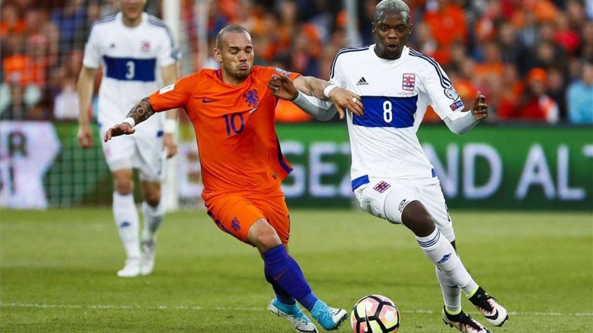 Sneijder marcó uno de los cinco goles de Holanda