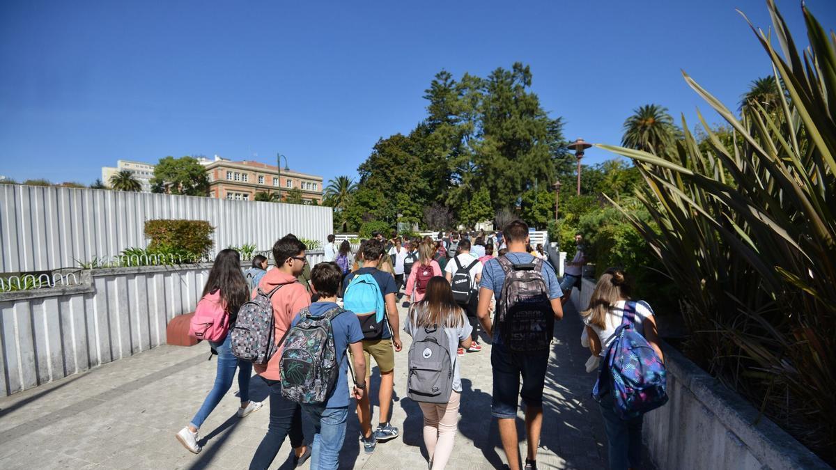 Alumnos del IES Sánchez Cantón a la salida del instituto.