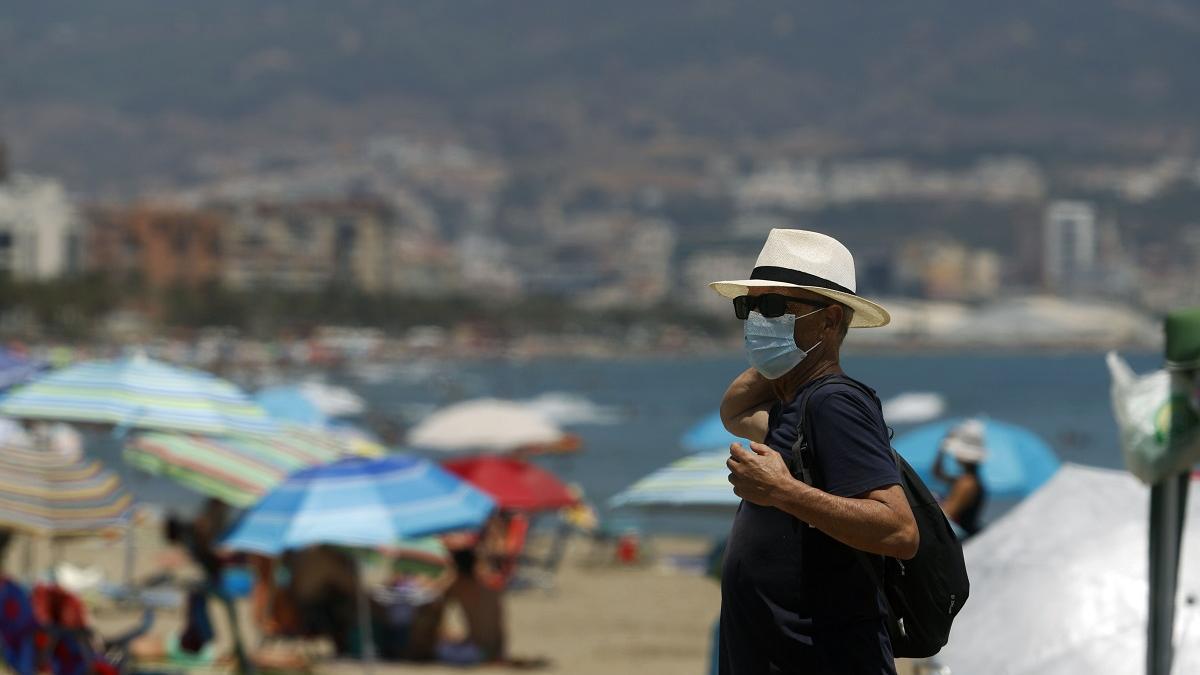 Un turista en una playa de Málaga