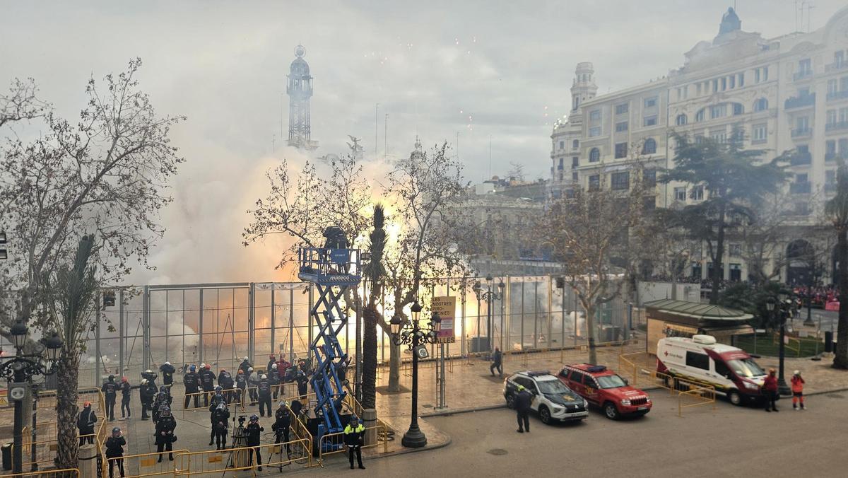 Mascletà en la Plaza del Ayuntamiento