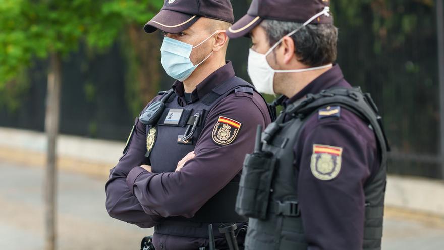 Imagen de archivo de dos agentes de Policía Nacional