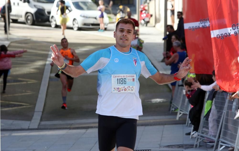 El centro de Vigo fue esta mañana una pista de atletismo improvisada para acoger la sexta edición de la Carreira Popular de Entroido