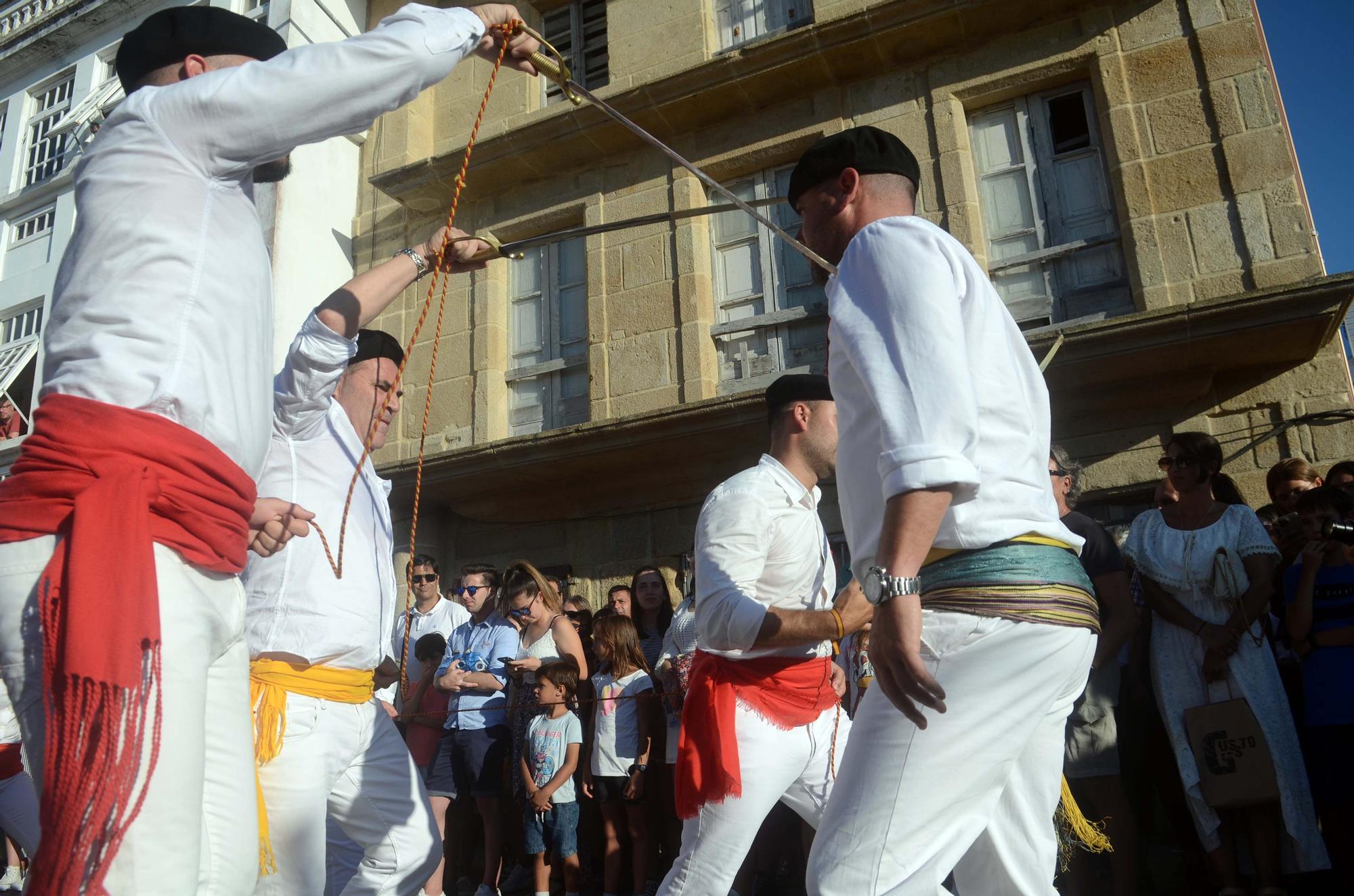 La "Danza de las Espadas" recupera en Carril todo su esplendor