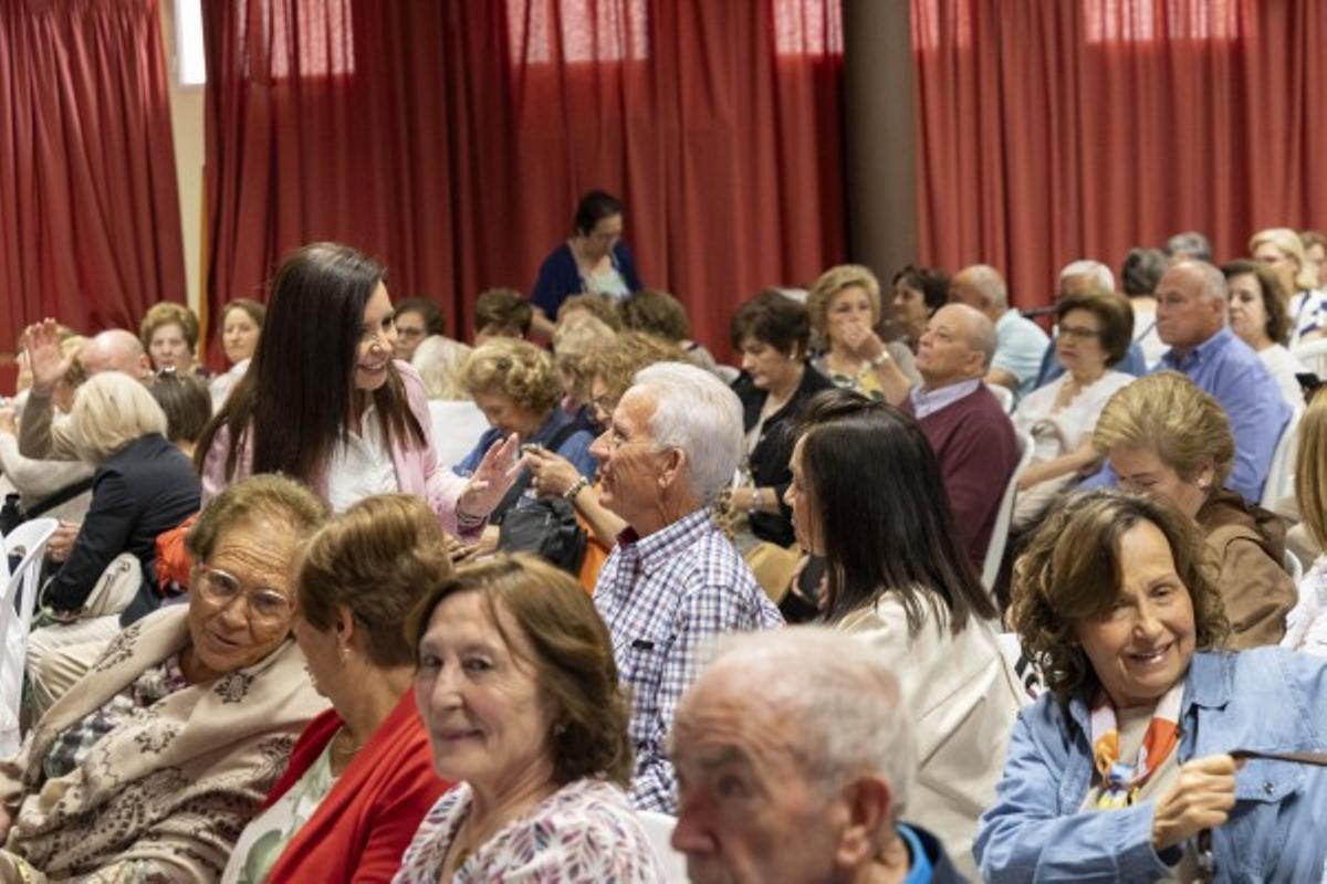 Irene Aguilera saluda a algunos de los mayores asistentes al encuentro en La Victoria.