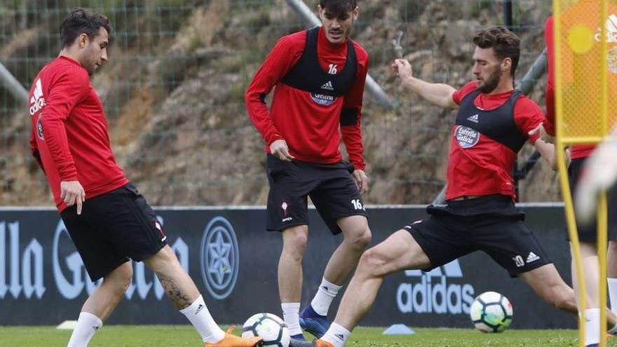 Jozabe, junto a Mallo y Sergi, al inicio del entrenamiento celebrado ayer en A Madroa. // Alba Villar