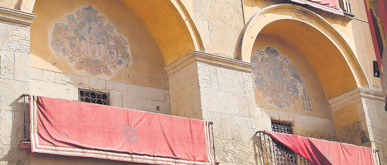 Pinturas murales en los balcones exteriores de la fachada sur de la Mezquita-Catedral que serán ahora restauradas.