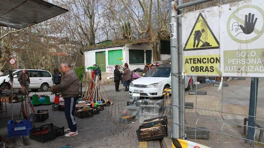 Espacio de la cita ferial del día 26 ocupado por vallas de la obra de la plaza de abastos. // Iñaki Osorio