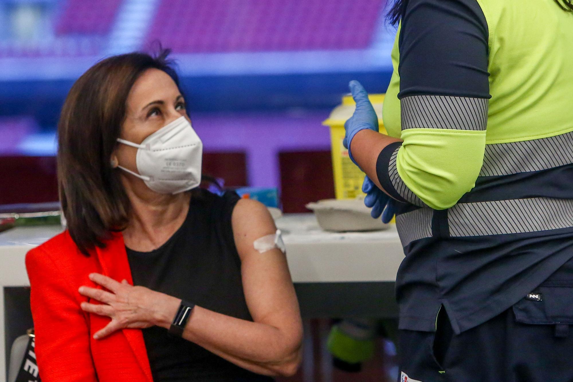 La ministra de Defensa, Margarita Robles, tras recibir la vacuna contra el covid-19.