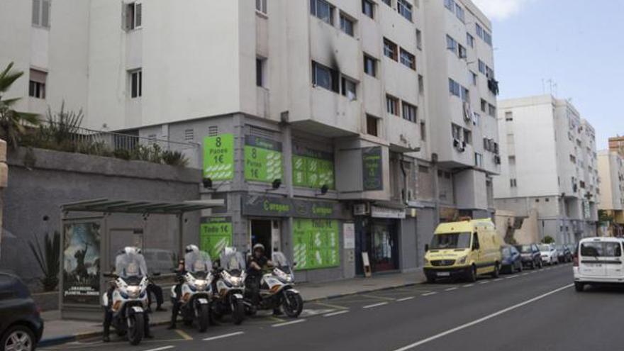 Agentes de la Policía Nacional en la calle Córdoba, ayer; detrás el edificio donde se produjo el incendio. | quique curbelo