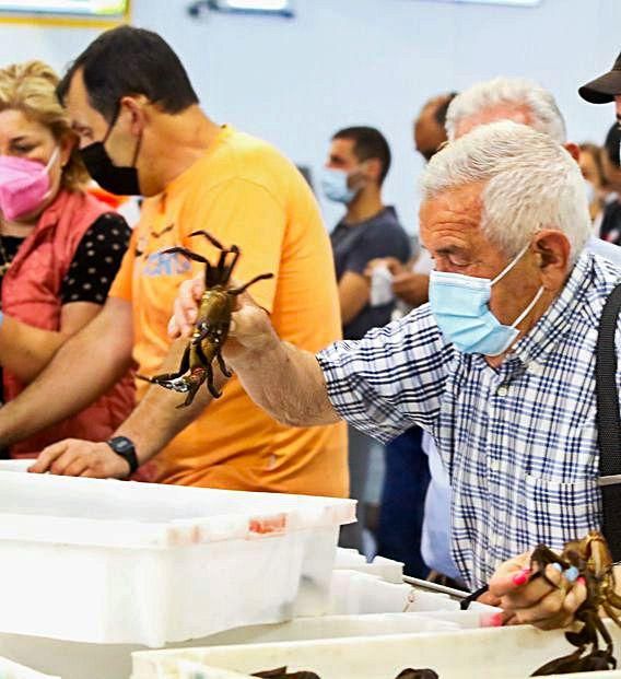 Los compradores seleccionan el producto en la lonja meca.