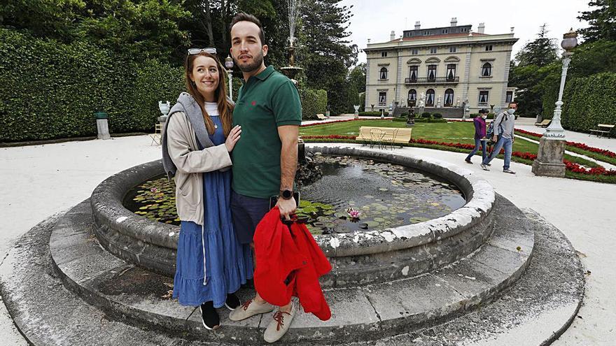  Natalia Moreno y José Luis Latorre, en el jardín francés y con el palacio al fondo. | Luisma Murias