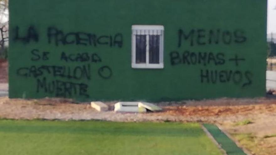 Aparecen pintadas en el campo de entrenamiento del Castellón en Orpesa