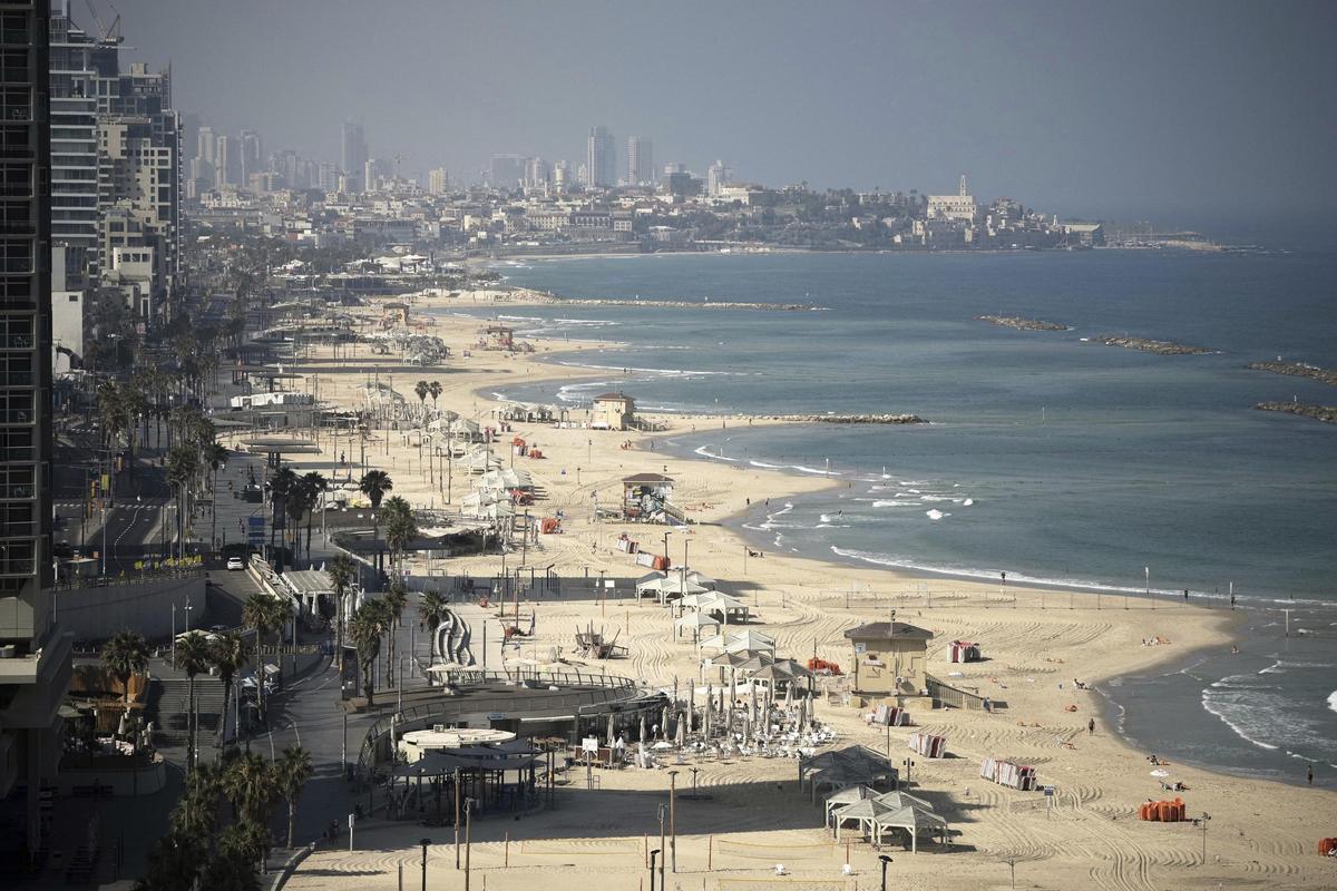 Una vista general de la playa de Tel Aviv, vacía, este viernes en prevención de la respuesta iraní.
