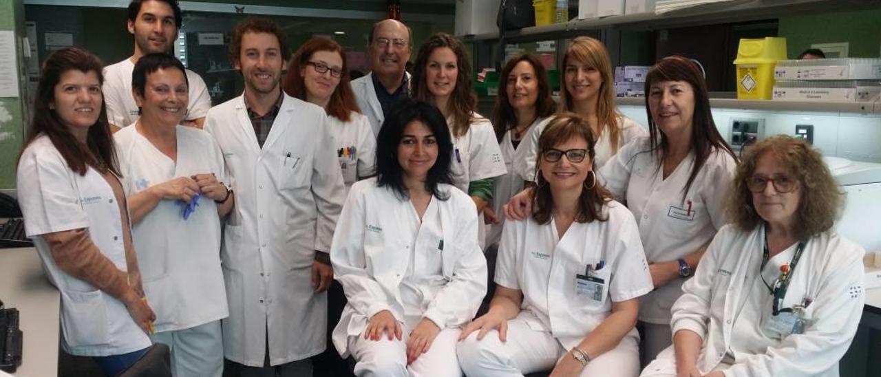 Joan Besalduch, sexto por la izquierda, en segundo plano, rodeado de todo el equipo de hematología de Son Espases.