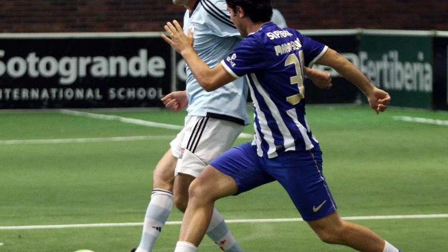 Bajcetic conduce la pelota perseguido por el jugador del Oporto Mario Silva. // Marta G. Brea