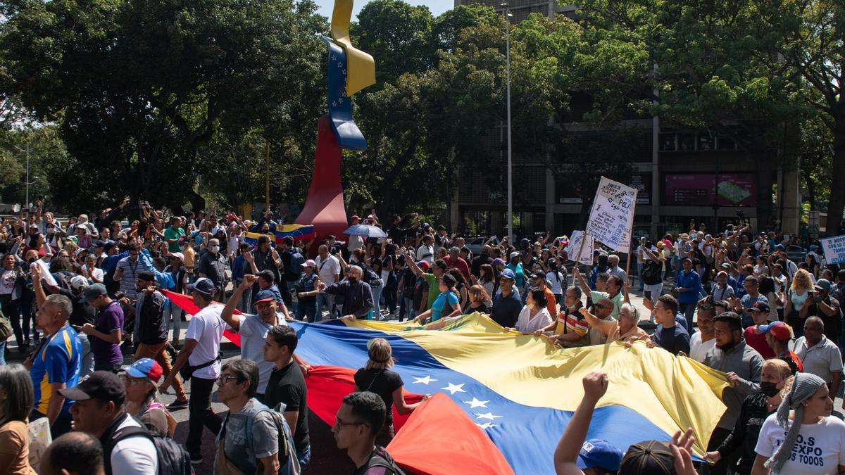 Manifestación en el centro de Caracas de trabajadores de distintos sectores que protestan por sus bajos salarios, el 16 de enero de 2023.