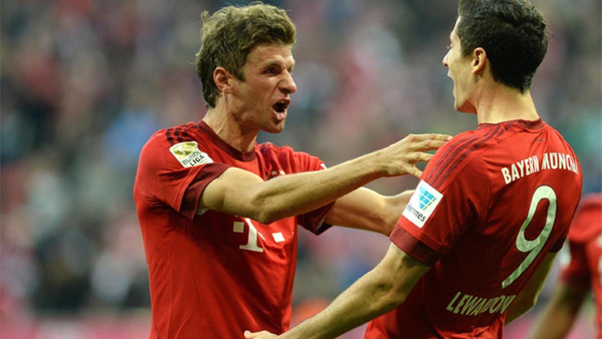 Thomas Müller y Robert Lewandowski celebran uno de los goles del Bayern frente al Dortmund. Cada uno marcó por partida doble