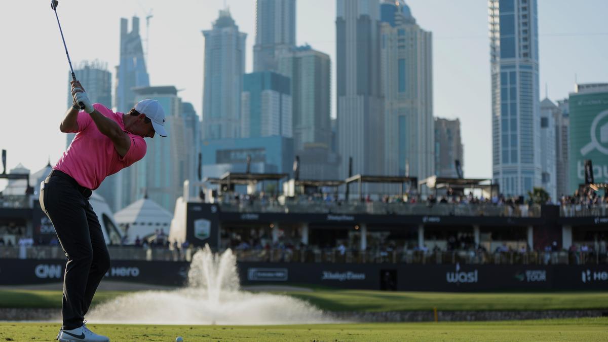 Espectacular vuelta de McIlroy en Dubai que le acerca al título este lunes