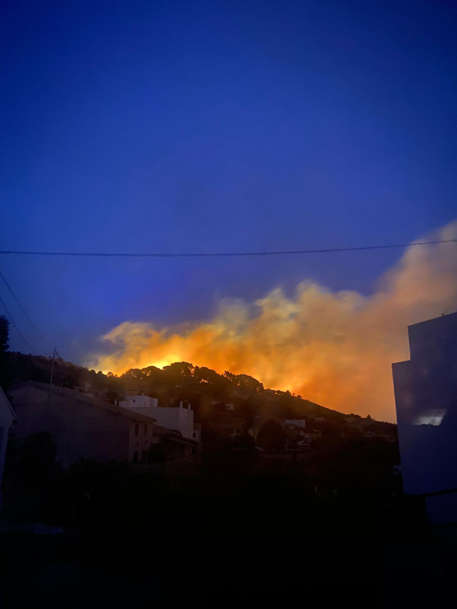 Fuerte incendio forestal en Aigües en una zona llena de chalés y cercana al casco urbano