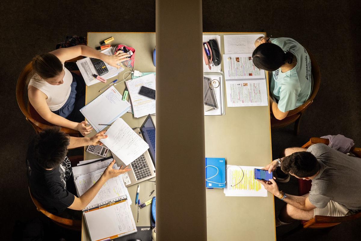 Estudiantes apuran el último día antes de examinarse de la Prueba de Acceso a la Universidad a la luz de un flexo en la Biblioteca de Aragón, este lunes.