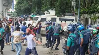 Los estudiantes desafían al Gobierno de Bangladés con una marcha tras el centenar de muertos