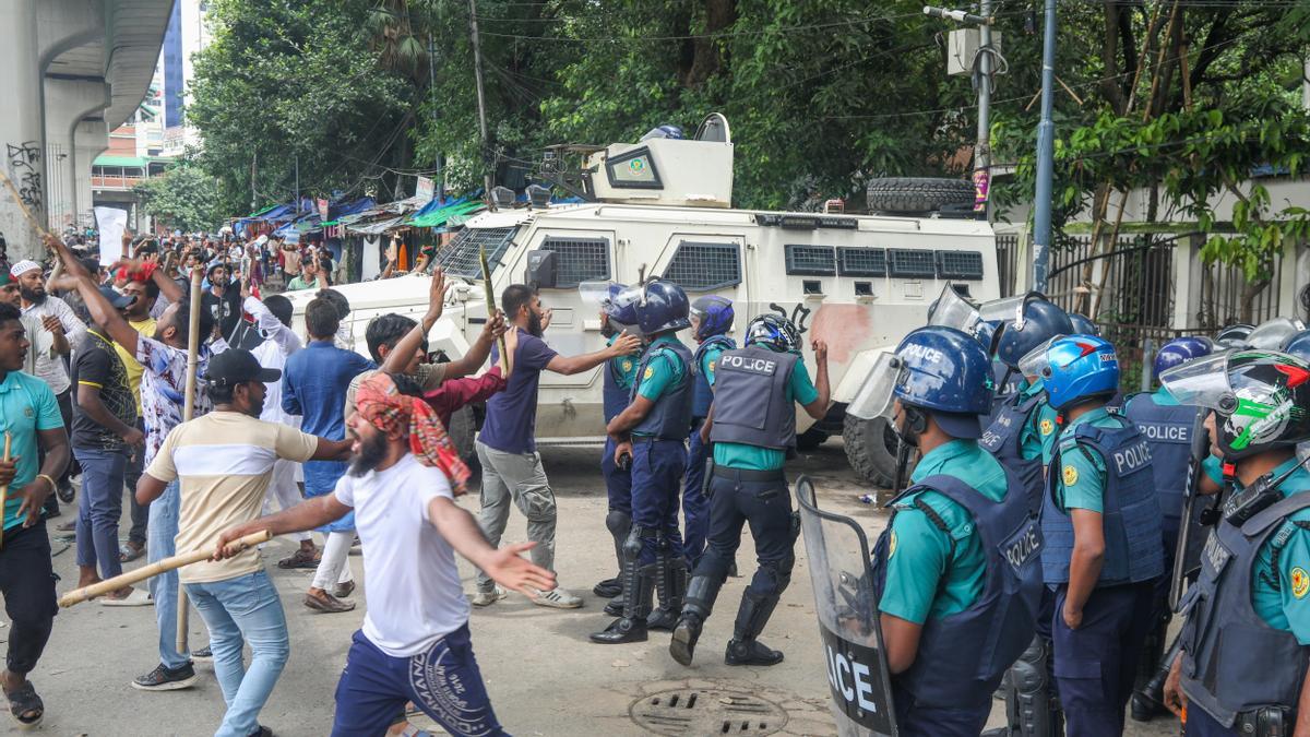 Miles de personas desafían toque de queda en Bangladés para protestar contra el Gobierno