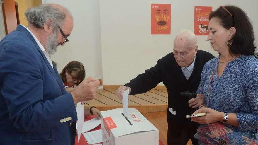 El histórico militante Gonzalo Adrio junto a su hija, María, al votar en las primarias de ayer. // R. Vázquez