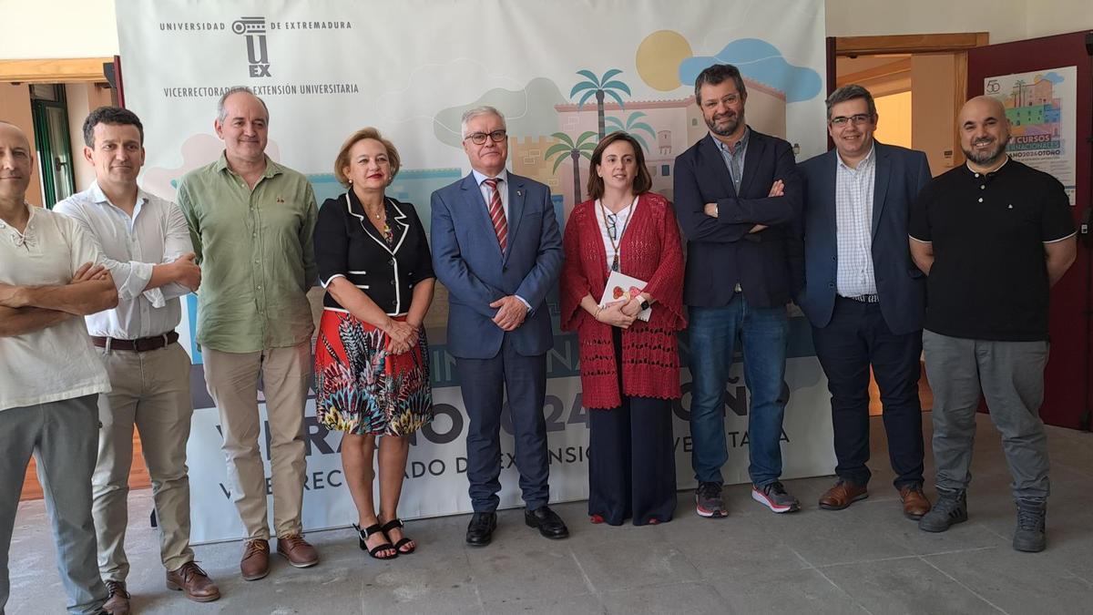 El rector de la Universidad de Extremadura con los directores de los cursos.