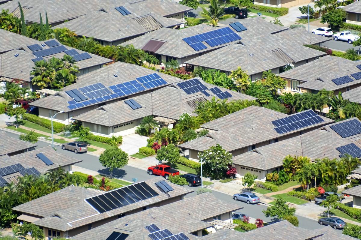 Un conjunto de casas con placas solares.