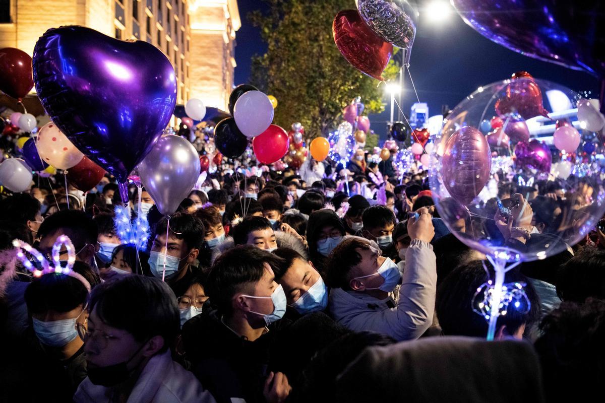 Las calles de Wuhan se llenan para celebrar el año nuevo.
