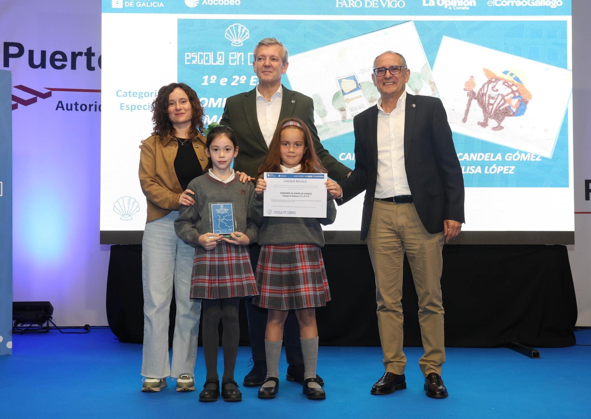 As estudantes de 2º de EP do Compañía de María recollen o premio por «Camiño dos desexos» e «Vieira andante».