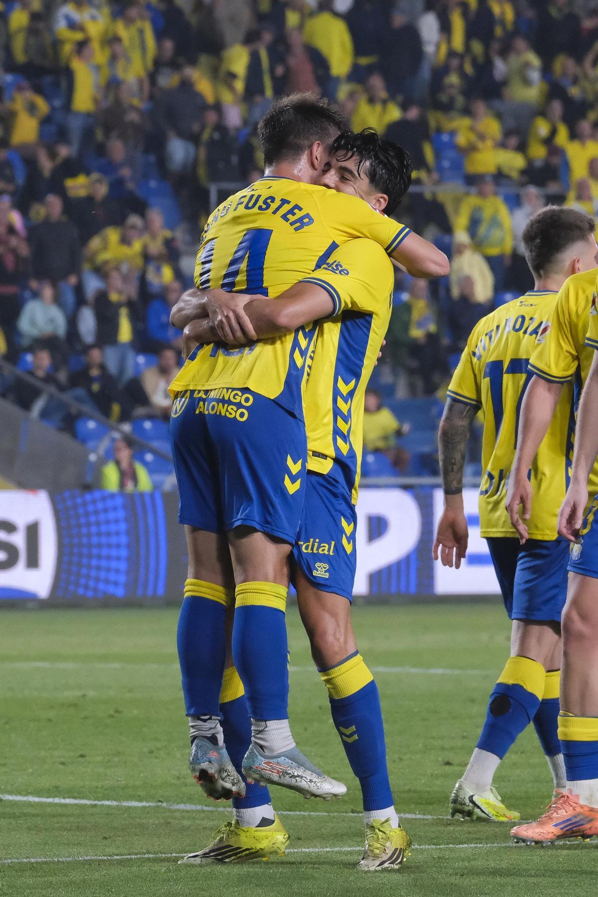Enrique Clemente abraza a Fuster.