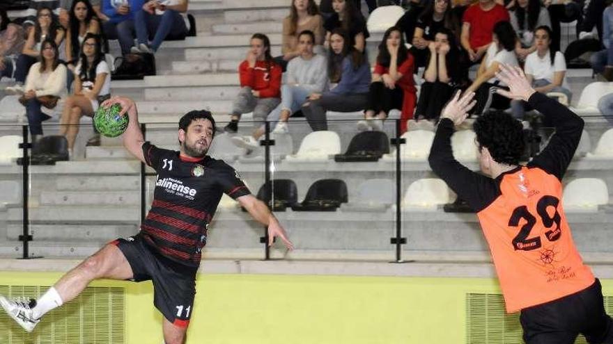 Imagen del partido celebrado ayer en el Lalín Arena. // Bernabé/Javier Lalín