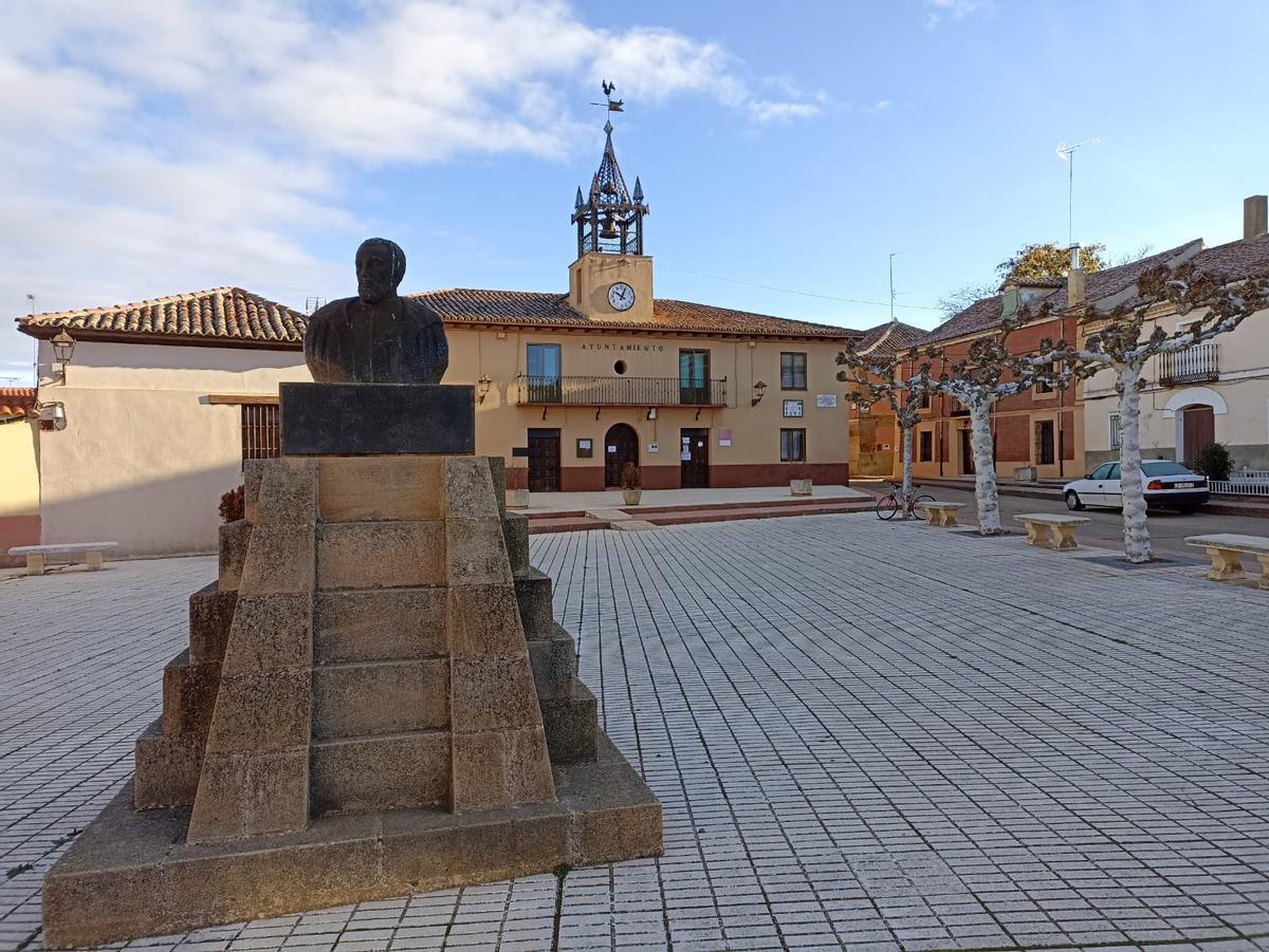 Vista del Ayuntamiento con el monumento dedicado a Diego de Ordás