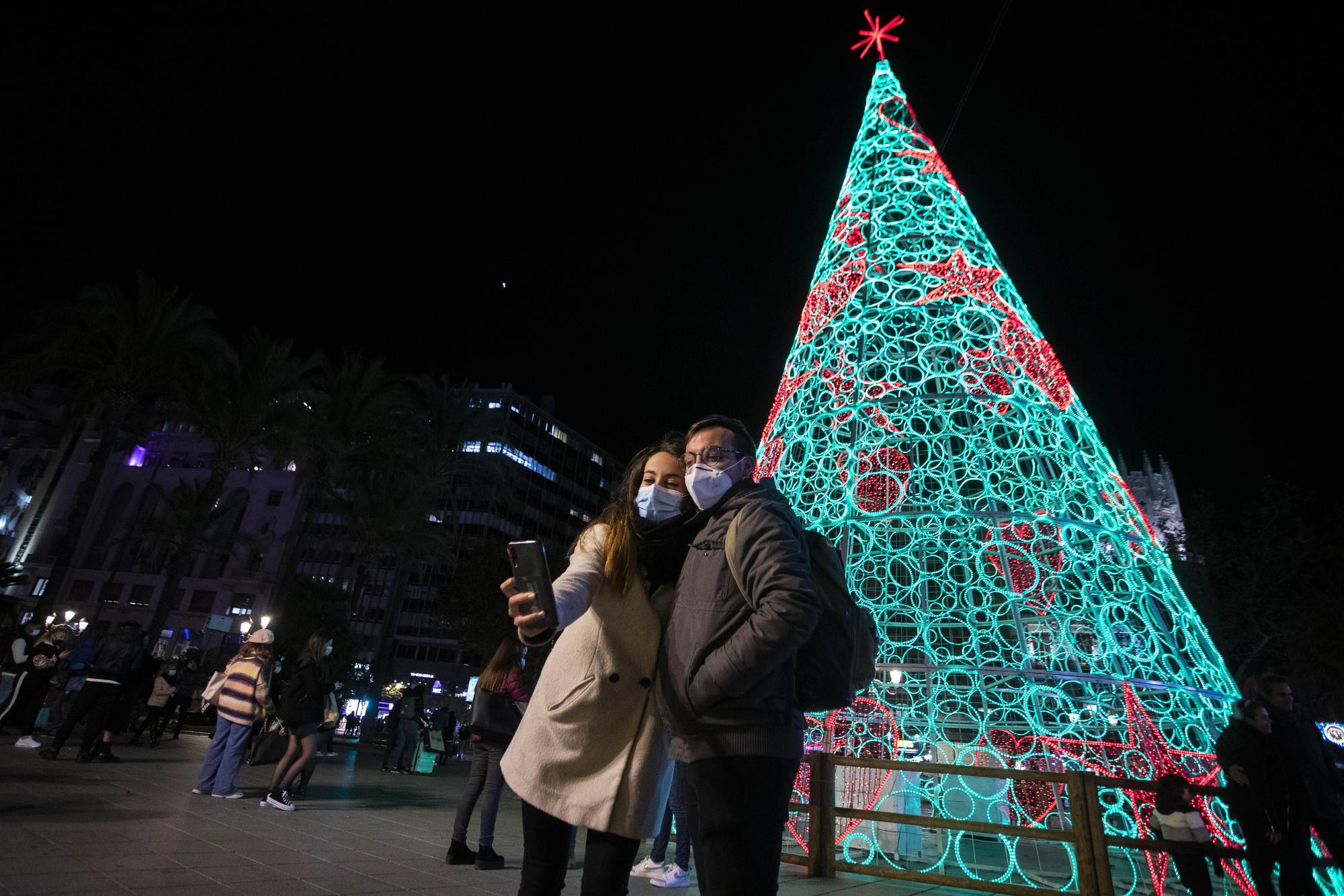 Así se ha encendido la iluminación navideña de la Plaza del Ayuntamiento de València